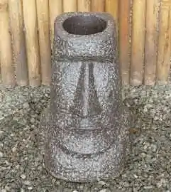 Artikelbild des Artikels “Moai-Kopf als Pflanzgefäß, ca. 40cm hoch, 12cm Durchmesser und 13cm Tiefe des Lochs. Aus Stein gegossen, handgefertigt & gefärbt “